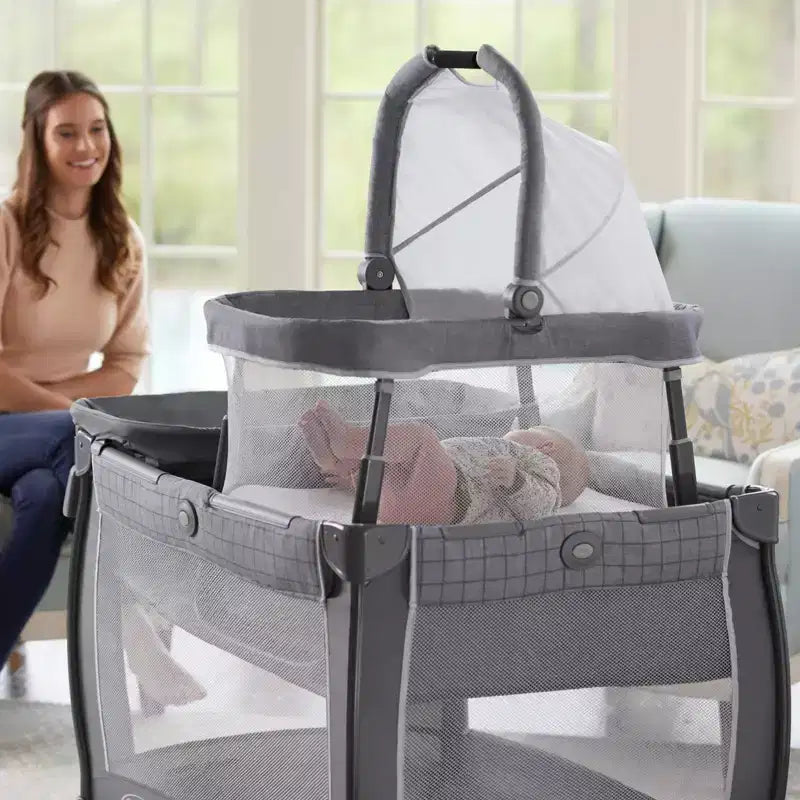 Graco Pack 'n Play Day2Dream Travel Bassinet Playard - Lo: Capacità massima di peso 14,5 kg, fasciatoio, borsa per il trasporto