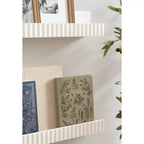 Kate & Laurel All Things Decor Mensole a sporgenza Furrow, Set da 2, Bianche