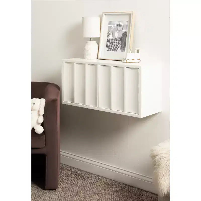 Kate & Laurel All Things Decor 30"x10"x14" Armadietto a Muro con Scallop Sartell Bianco