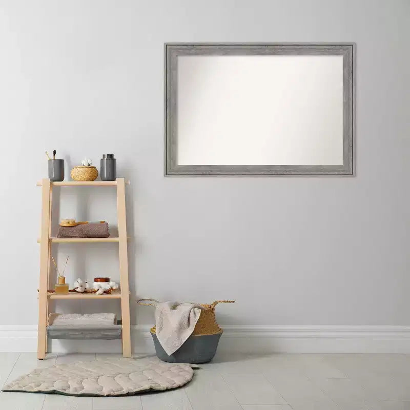 Specchio da parete per bagno Amanti Art Regis Barnwood Gray in legno, senza bisello, 41" x 29": Rettangolare moderno, include ferramenta per il montaggio