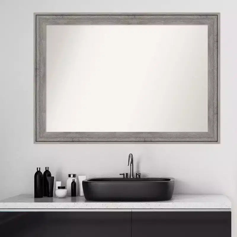Specchio da parete per bagno Amanti Art Regis Barnwood Gray in legno, senza bisello, 41" x 29": Rettangolare moderno, include ferramenta per il montaggio
