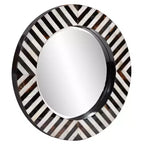 Specchio da parete rotondo smussato Howard Elliott 24" Julianna con cornice in corno e conchiglia bianca e nera