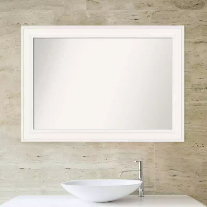 Specchio da parete per bagno Amanti Art 42" x 30" senza bordo smussato bianco Ridge: rettangolare moderno, include l'hardware di montaggio