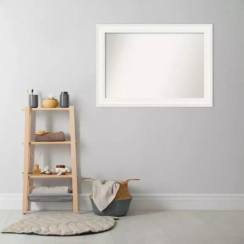Specchio da parete per bagno Amanti Art 42" x 30" senza bordo smussato bianco Ridge: rettangolare moderno, include l'hardware di montaggio