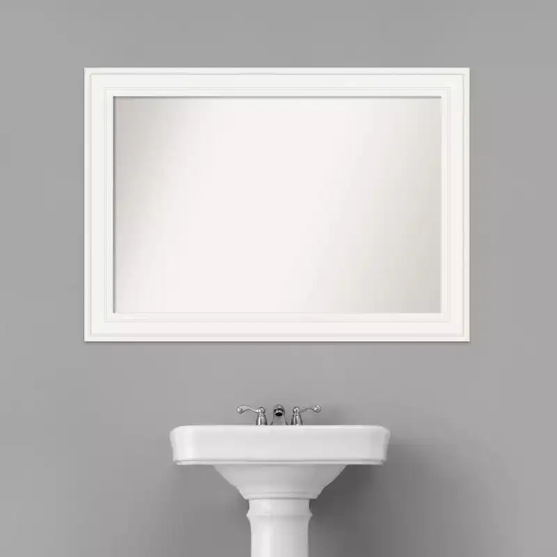 Specchio da parete per bagno Amanti Art 42" x 30" senza bordo smussato bianco Ridge: rettangolare moderno, include l'hardware di montaggio