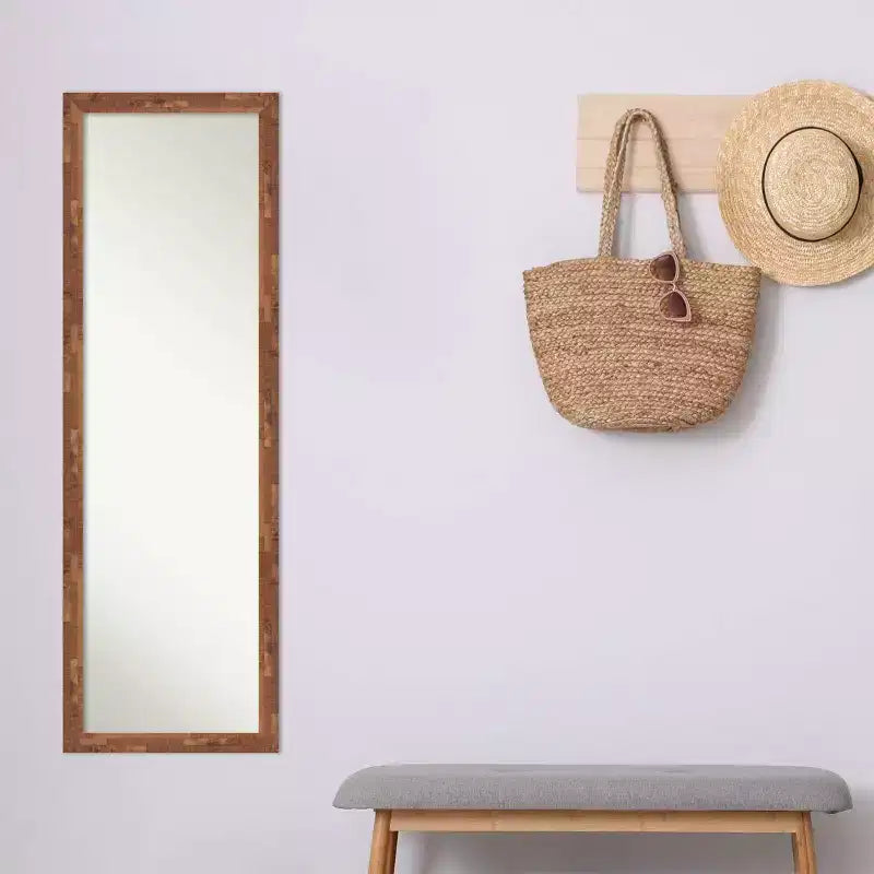 Specchio Amanti Art da 17" x 51" per porta, in legno di noce americano chiaro non smussato modello Fresco