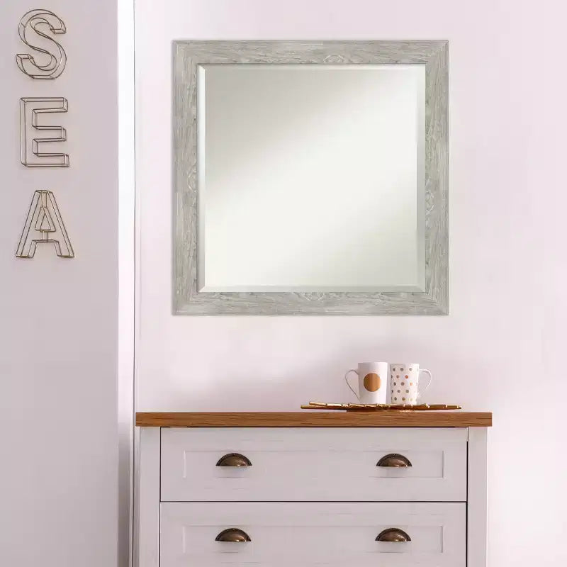 Specchio da parete stretto con cornice Dove, 24" x 24", finitura Graywash - Amanti Art