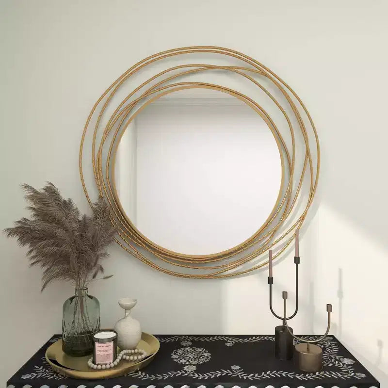 Specchio da parete in metallo con cornice ad anelli sovrapposti oro - Olivia & May: Stile contemporaneo, cornice in ferro, 38.38"