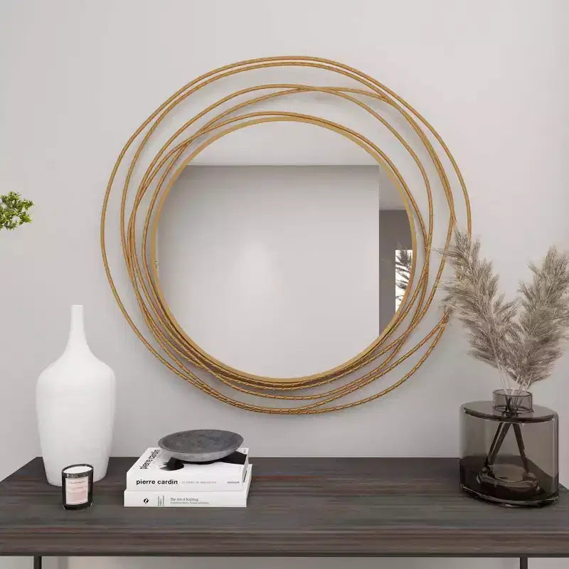 Specchio da parete in metallo con cornice ad anelli sovrapposti oro - Olivia & May: Stile contemporaneo, cornice in ferro, 38.38"