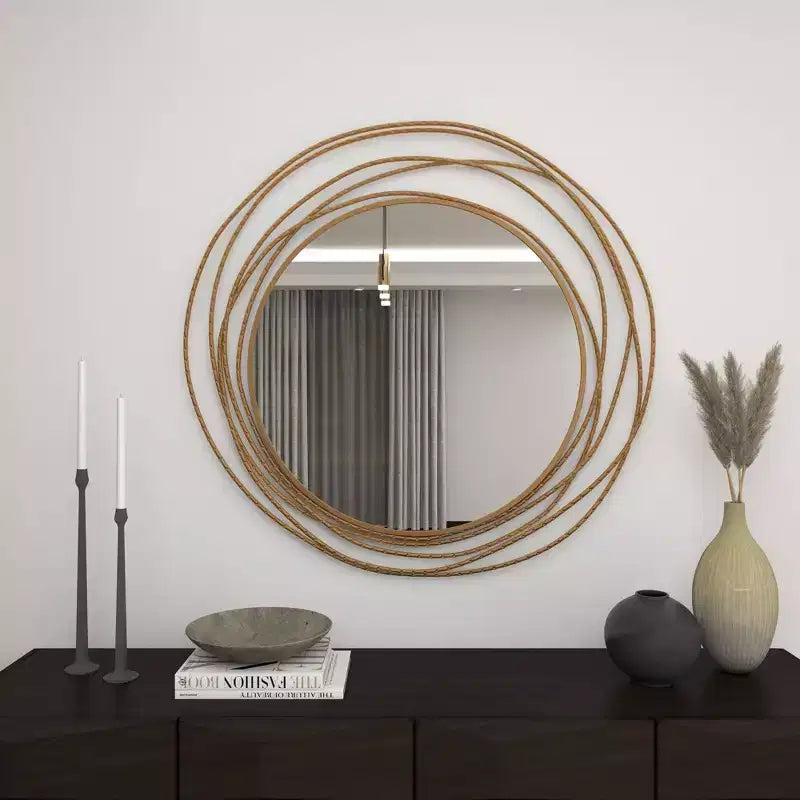 Specchio da parete in metallo con cornice ad anelli sovrapposti oro - Olivia & May: Stile contemporaneo, cornice in ferro, 38.38"