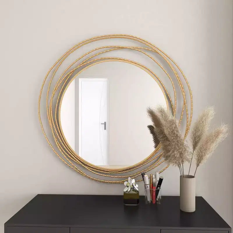 Specchio da parete in metallo con cornice ad anelli sovrapposti oro - Olivia & May: Stile contemporaneo, cornice in ferro, 38.38"