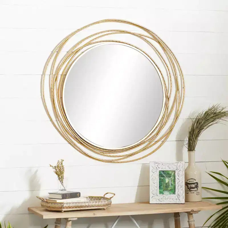 Specchio da parete in metallo con cornice ad anelli sovrapposti oro - Olivia & May: Stile contemporaneo, cornice in ferro, 38.38"