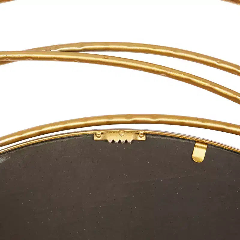Specchio da parete in metallo con cornice ad anelli sovrapposti oro - Olivia & May: Stile contemporaneo, cornice in ferro, 38.38"