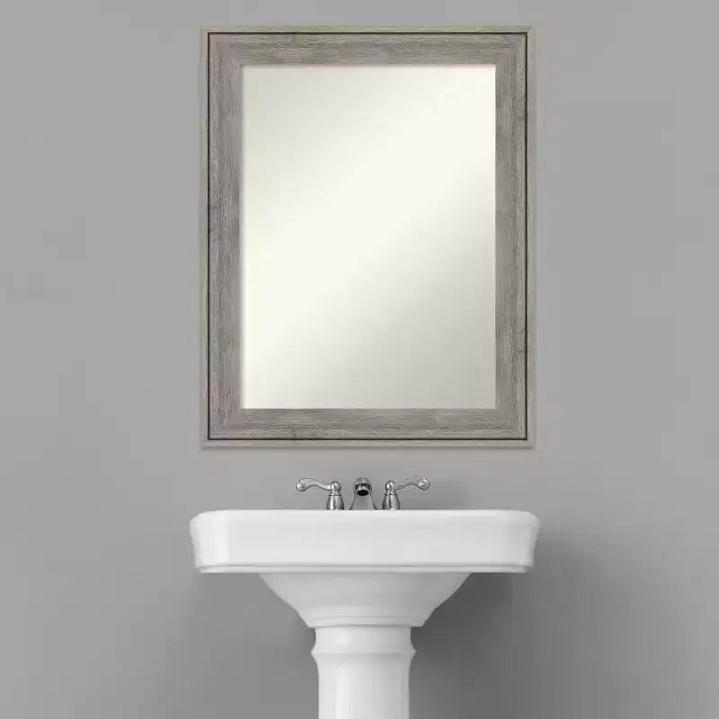 Specchio da parete per bagno in legno Regis Barnwood grigio 23" x 29" senza smussatura - Amanti Art