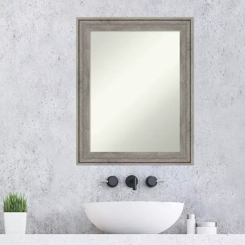 Specchio da parete per bagno in legno Regis Barnwood grigio 23" x 29" senza smussatura - Amanti Art