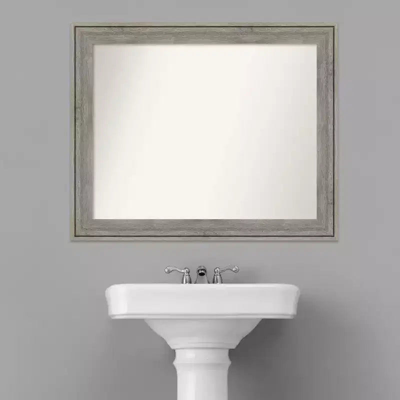 Specchio da parete per bagno in legno Regis Barnwood grigio, senza smussatura, 33" x 27" - Amanti Art