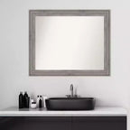 Specchio da parete per bagno in legno Regis Barnwood grigio, senza smussatura, 33" x 27" - Amanti Art