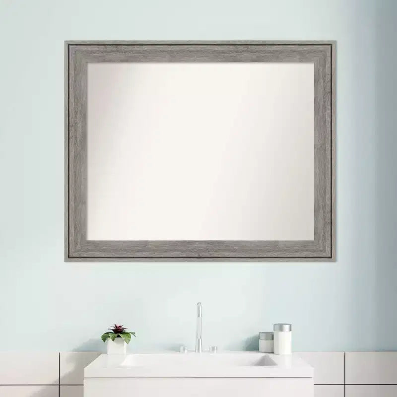 Specchio da parete per bagno in legno Regis Barnwood grigio, senza smussatura, 33" x 27" - Amanti Art