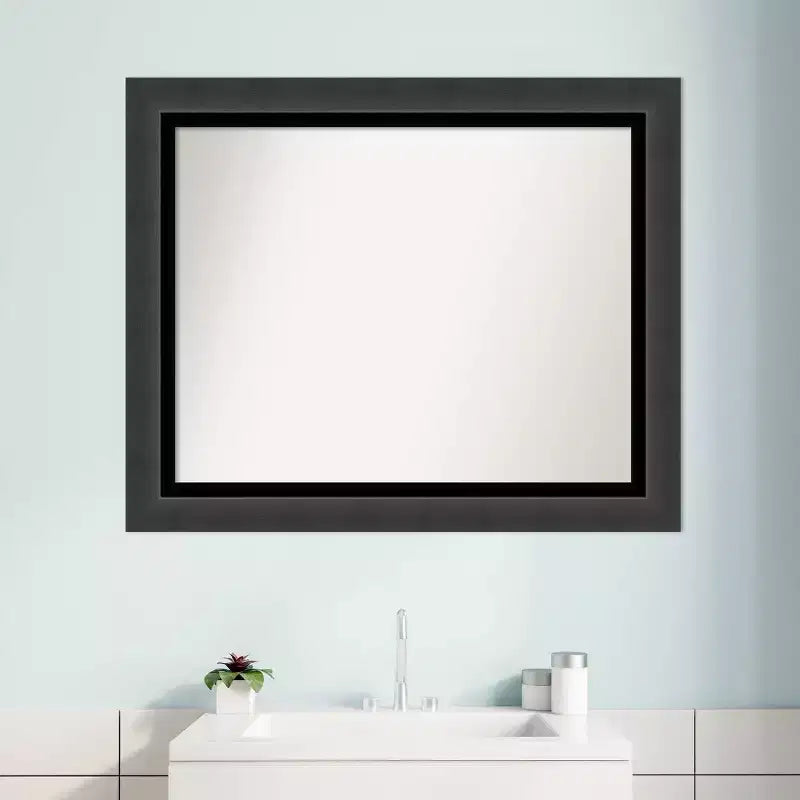 Specchio da parete per bagno Amanti Art 33" x 27" senza smussatura nero Tuxedo: rettangolare, cornice in polistirene, include hardware per il montaggio