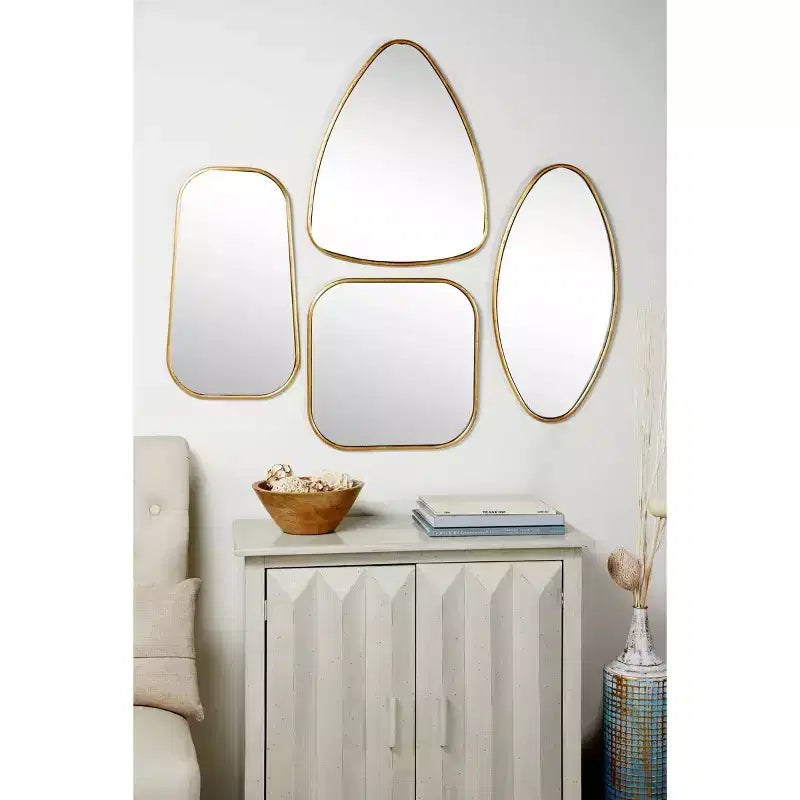 Set da 4 specchi da parete in legno dalle forme varie - Oro - CosmoLiving by Cosmopolitan: Cornice moderna in ferro, Montaggio a parete, Nessun assemblaggio richiesto