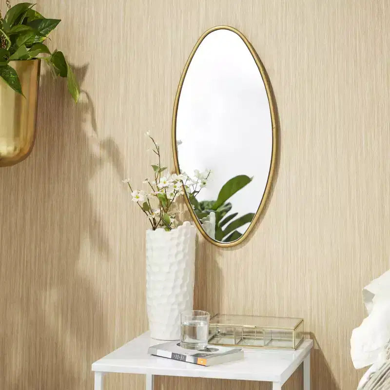 Set da 4 specchi da parete in legno dalle forme varie - Oro - CosmoLiving by Cosmopolitan: Cornice moderna in ferro, Montaggio a parete, Nessun assemblaggio richiesto