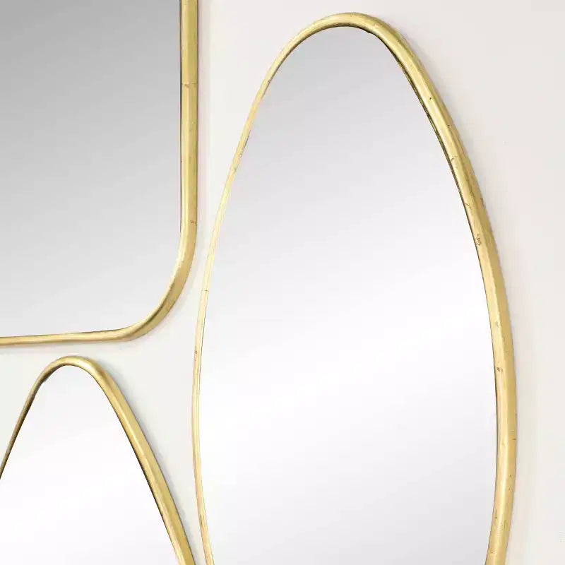 Set da 4 specchi da parete in legno dalle forme varie - Oro - CosmoLiving by Cosmopolitan: Cornice moderna in ferro, Montaggio a parete, Nessun assemblaggio richiesto