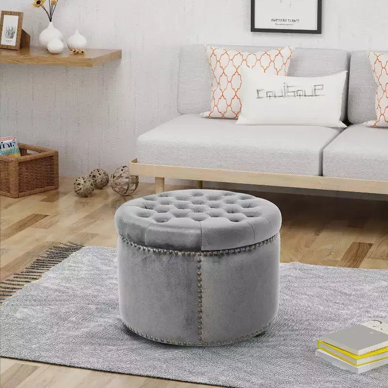 Poggiapiedi rotondo contemporaneo GDFStudio Hempstead in velluto trapuntato con finiture borchiate