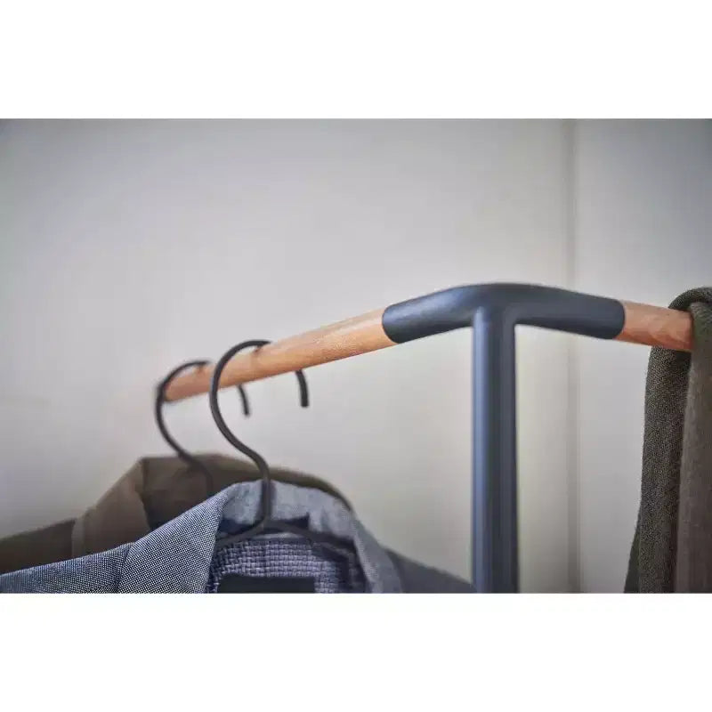 Yamazaki Home - Appendiabiti a Colonna ad Angolo (63 H) - Acciaio + Legno