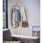 Yamazaki Home - Appendiabiti a Colonna ad Angolo (63 H) - Acciaio + Legno