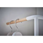 Yamazaki Home - Appendiabiti a Colonna ad Angolo (63 H) - Acciaio + Legno