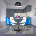LeisureMod Cresco Sedia da pranzo moderna in acrilico con base Eiffel in cromo dorato, elegante sedia d'accento per sala da pranzo, cucina o ufficio contemporanei