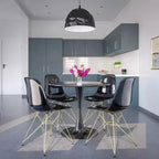 LeisureMod Cresco Sedie da pranzo moderne in acrilico (set da 4) Base cromata dorata Eiffel, eleganti sedie d'accento per sale da pranzo e cucine contemporanee