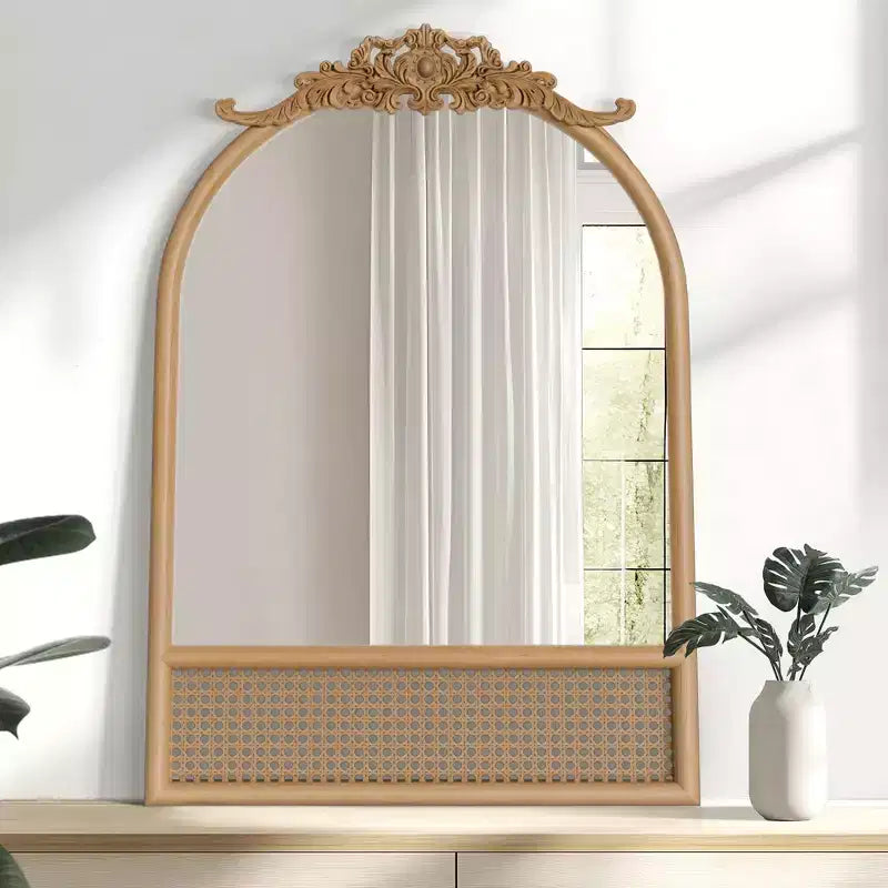 Specchio da parete ad arco intagliato in rattan intrecciato con base in legno naturale, 91x61 cm, vetro temperato