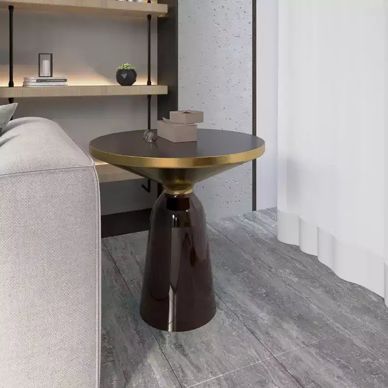 LeisureMod Tully Tavolino Rotondo, Bordo Oro con Vetro/Piano in Pietra Sinterizzata