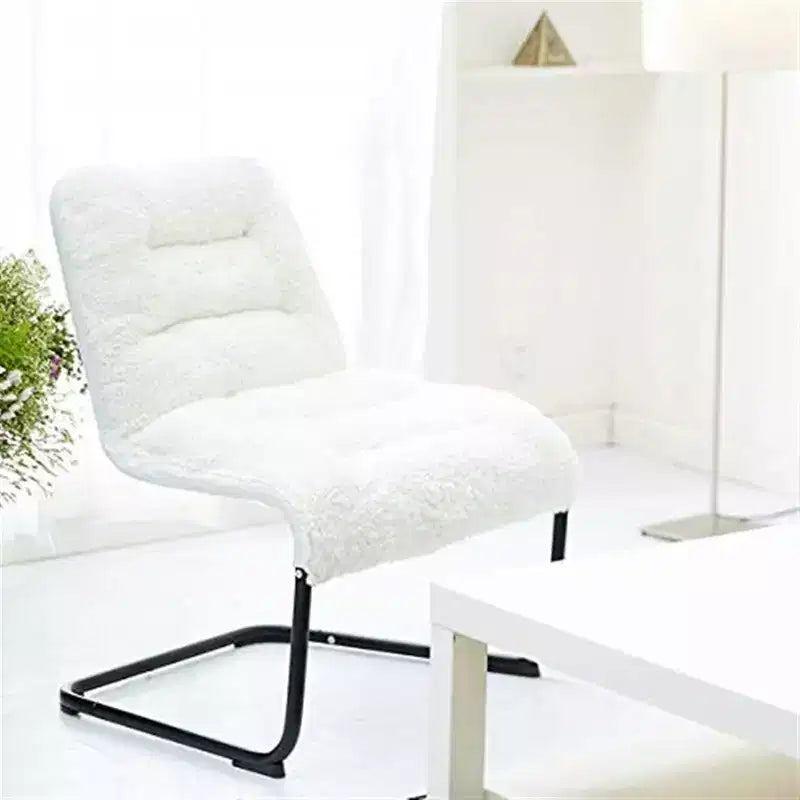 Sedia lounge Zenree con telaio in metallo imbottito e seduta in finto shearling, bianca