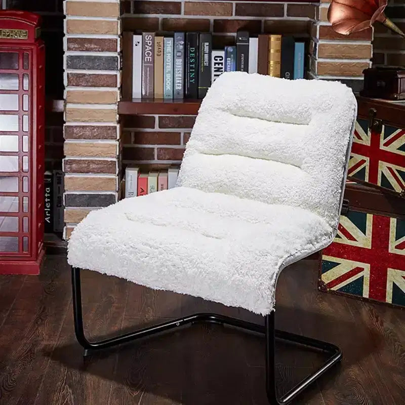 Sedia lounge Zenree con telaio in metallo imbottito e seduta in finto shearling, bianca