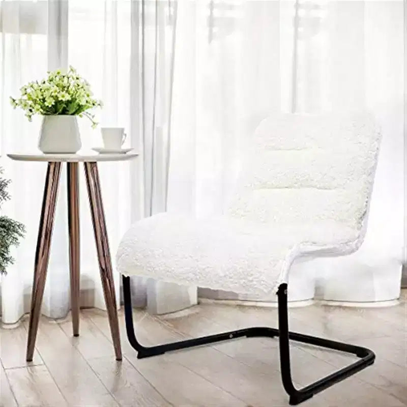 Sedia lounge Zenree con telaio in metallo imbottito e seduta in finto shearling, bianca