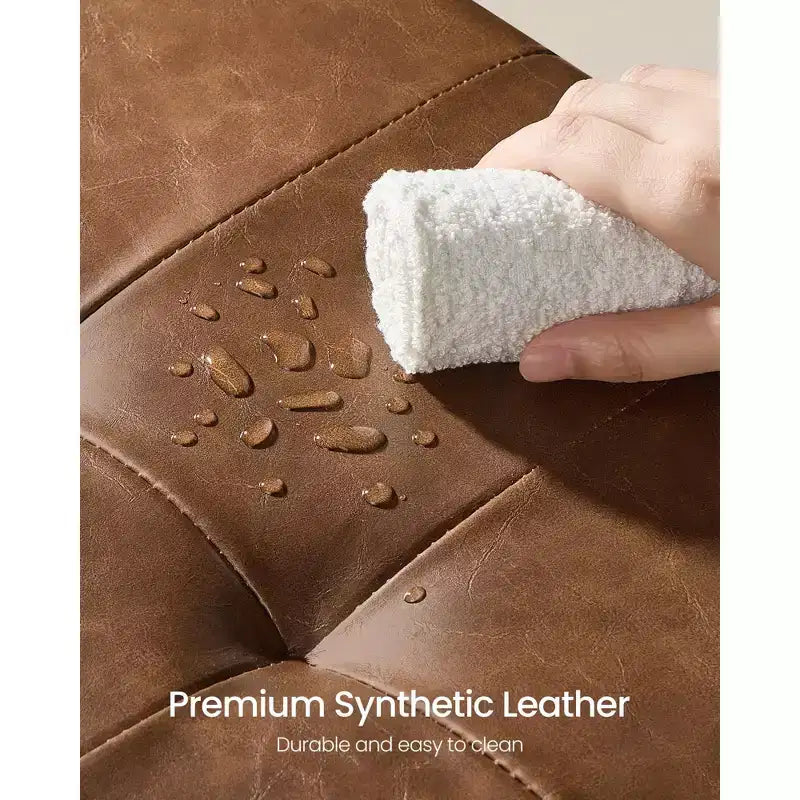 Pouf contenitore a cubo da 38x38x40 cm con gambe. Capacità 37 L. Poggiapiedi in pelle sintetica.