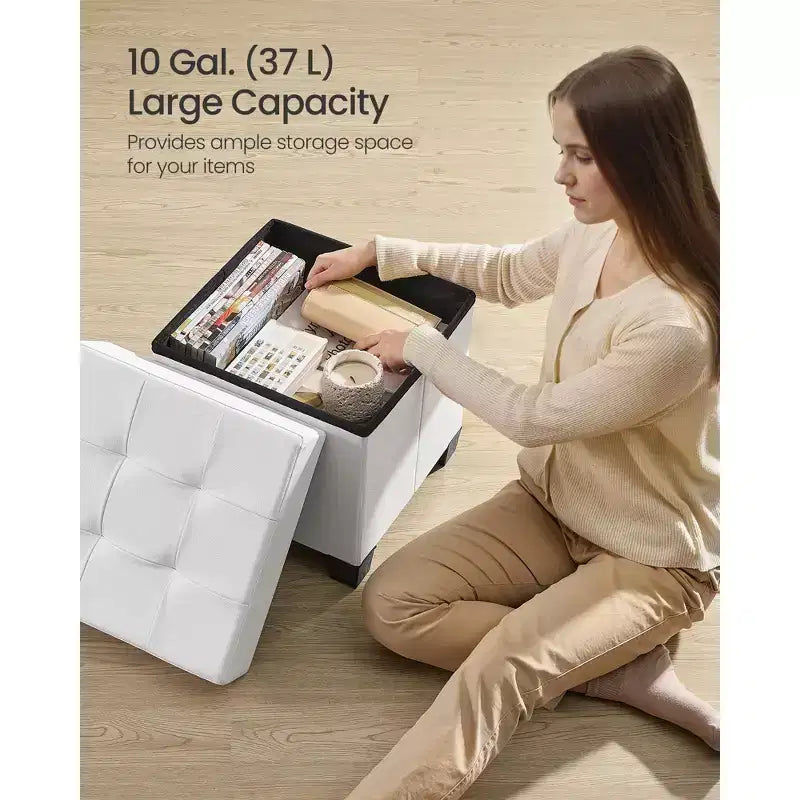 Pouf contenitore a cubo da 38x38x40 cm con gambe. Capacità 37 L. Poggiapiedi in pelle sintetica.
