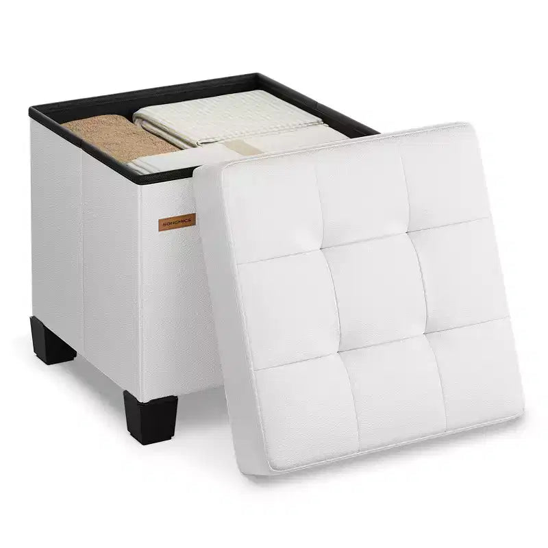 Pouf contenitore a cubo da 38x38x40 cm con gambe. Capacità 37 L. Poggiapiedi in pelle sintetica.