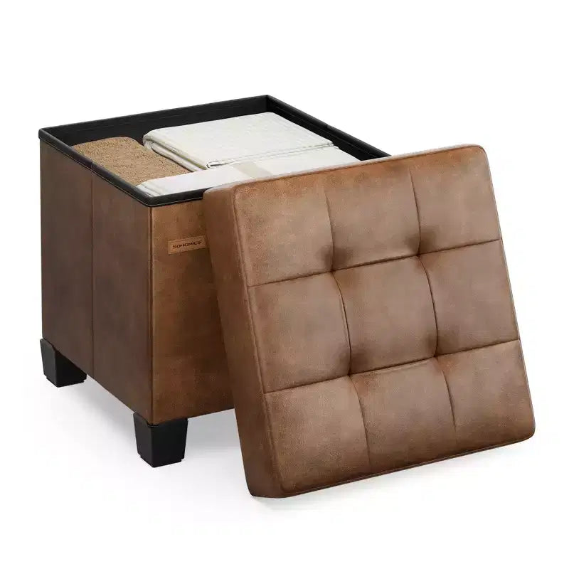 Pouf contenitore a cubo da 38x38x40 cm con gambe. Capacità 37 L. Poggiapiedi in pelle sintetica.