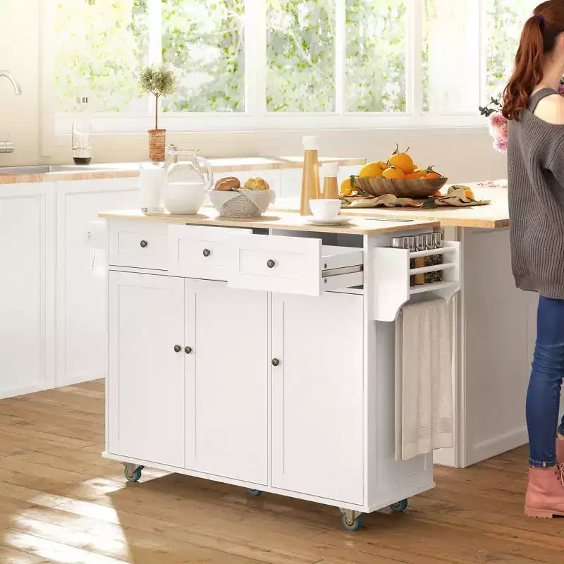 HOMCOM Isola Carrello Cucina con Stazione di Ricarica e Piano a Ribalta, Tavolo Isola da Cucina 135 cm con Piano in Legno, 3 Cassetti, Ripiano Regolabile