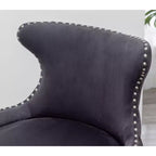 Poltrona da salotto contemporanea Okak Velvet con borchie, tappezzeria, cuscini spessi, elegante poltrona con gambe in legno massello per soggiorno e camera da letto