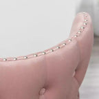 Poltrona da salotto contemporanea Okak Velvet con borchie, tappezzeria, cuscini spessi, elegante poltrona con gambe in legno massello per soggiorno e camera da letto