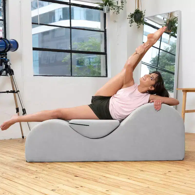 Avana Luvu Lounger - Chaise longue per Yoga, Esercizi, Massaggi - Schiuma ad alta densità - Prodotto negli USA - Grigio chiaro