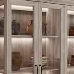Famapy Vetrina Espositiva a 4 Ante in Vetro Finitura Rovere Grigio con Striscia LED Porte in Vetro Temperato Illuminazione a LED Credenza Dispensa