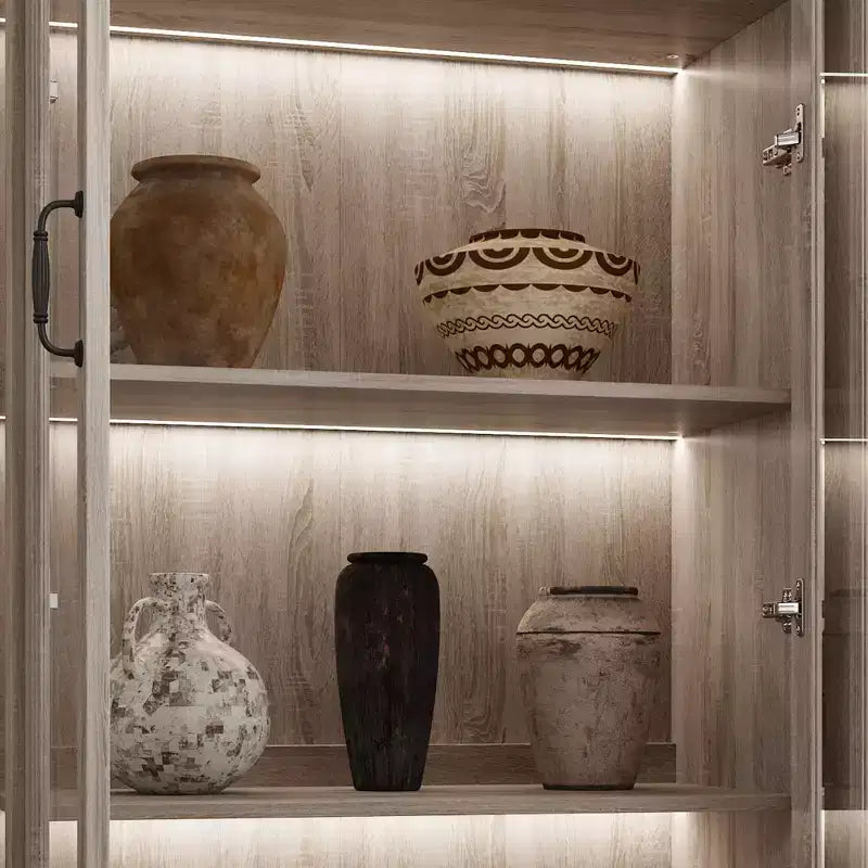 Famapy Vetrina Espositiva a 4 Ante in Vetro Finitura Rovere Grigio con Striscia LED Porte in Vetro Temperato Illuminazione a LED Credenza Dispensa