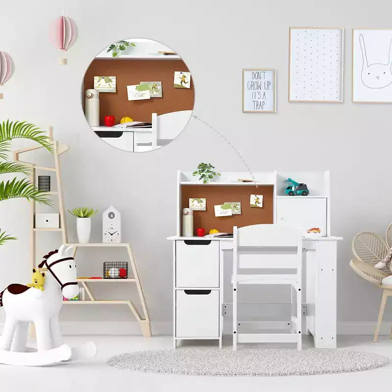 Set Scrivania e Sedia in Legno per Bambini con Ripiano Portaoggetti e Bacheca - Scrivania da Studio Bianca, Resistente per Bambini dai 3 Anni in su