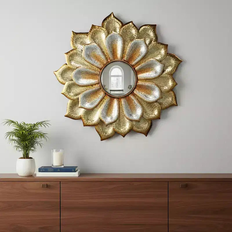 HomeRoots Specchio decorativo da parete con cornice in metallo dorato a forma di fiore 36