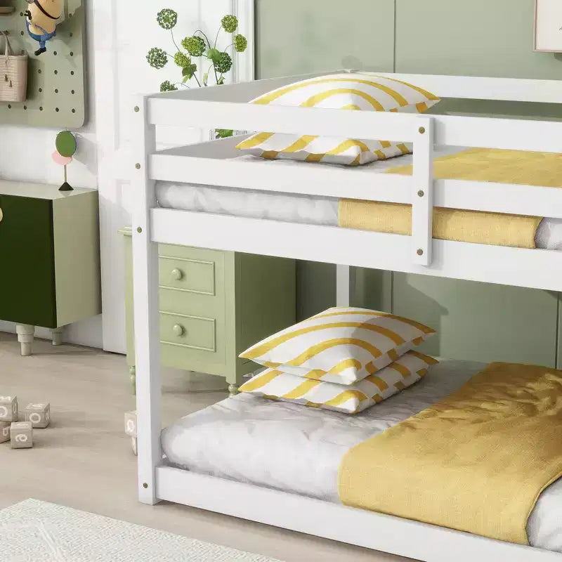 Letto a soppalco singolo Okak Rubber Wood, letto a castello a basso profilo con scaletta larga e doghe rinforzate, letto a soppalco multifunzionale per bambini e ragazzi